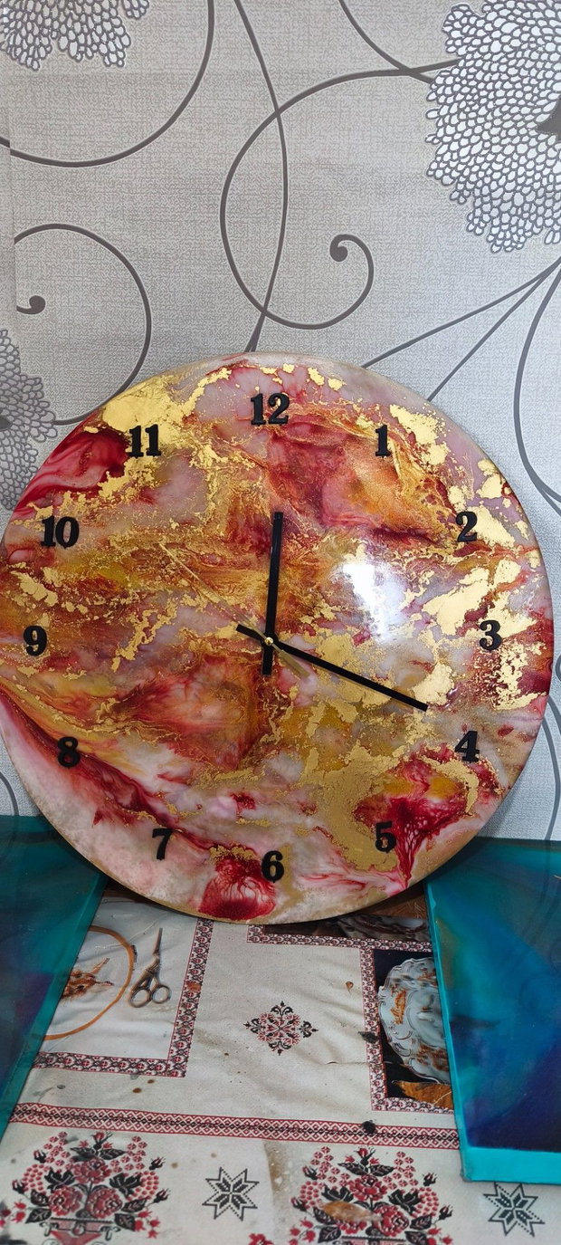 Ceas decorativ handmade din rășină epoxidică