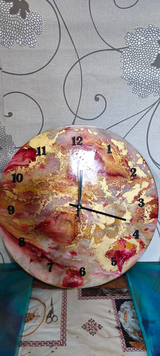 Ceas decorativ handmade din rășină epoxidică
