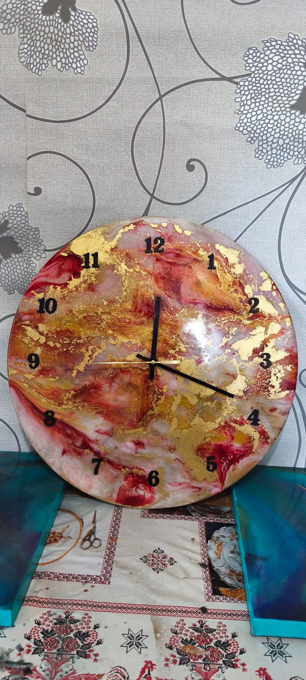Ceas decorativ handmade din rășină epoxidică