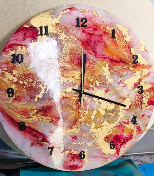 Ceas decorativ handmade din rășină epoxidică