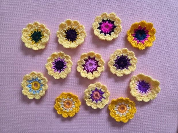 Flori crosetate in nuante de galben