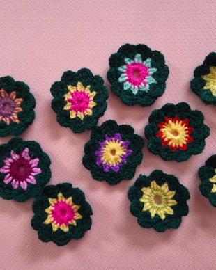Flori crosetate in nuante de verde inchis