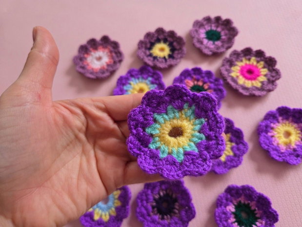 Flori handmade crosetate in nuanute de roz-mov