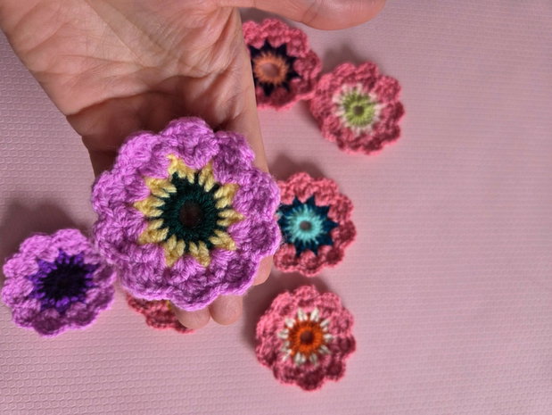 Flori handmade crosetate in nuanute de roz-mov