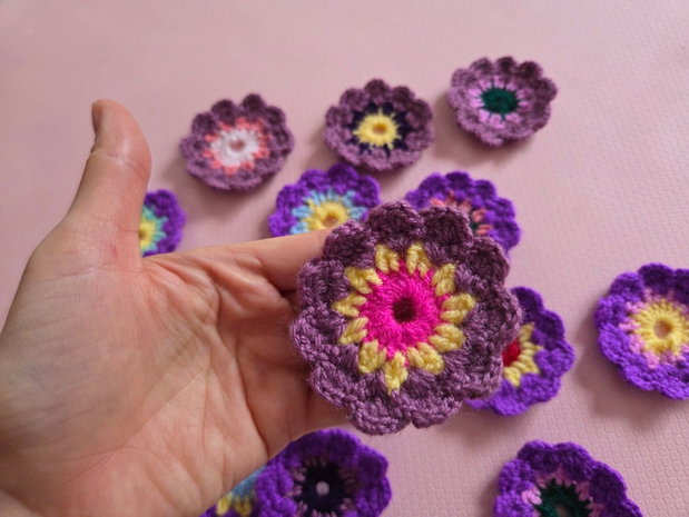 Flori handmade crosetate in nuanute de roz-mov