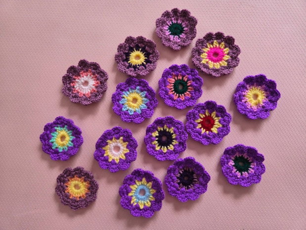 Flori handmade crosetate in nuanute de roz-mov