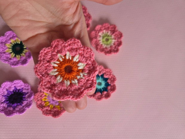 Flori handmade crosetate in nuanute de roz-mov