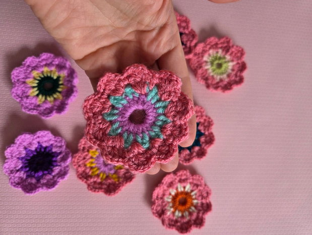 Flori handmade crosetate in nuanute de roz-mov