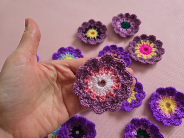 Flori handmade crosetate in nuanute de roz-mov