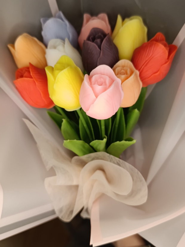 Buchet nemuritor cu 11 lalele din ceară de cocos cu tulpini artificiale