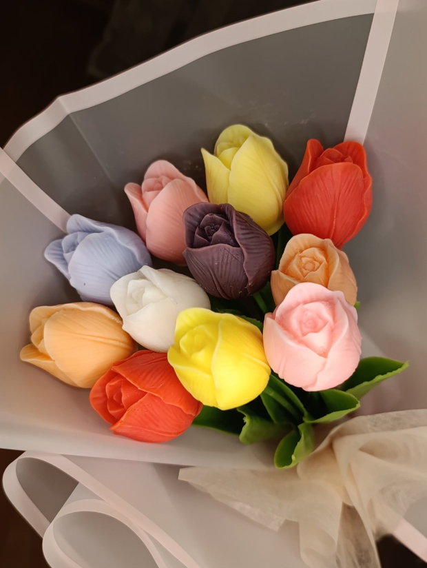 Buchet nemuritor cu 11 lalele din ceară de cocos cu tulpini artificiale