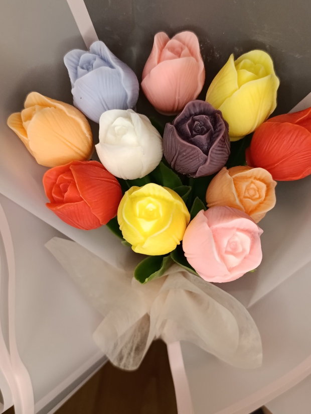 Buchet nemuritor cu 11 lalele din ceară de cocos cu tulpini artificiale