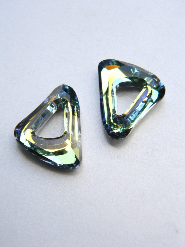 Swarovski - Organic Cosmic Triangle 20 mm (4736-SAH)