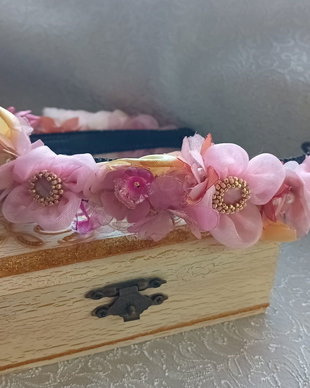 Bentita flexibila cu elastic,flori satin,organza,perle swarovski,sidef natural