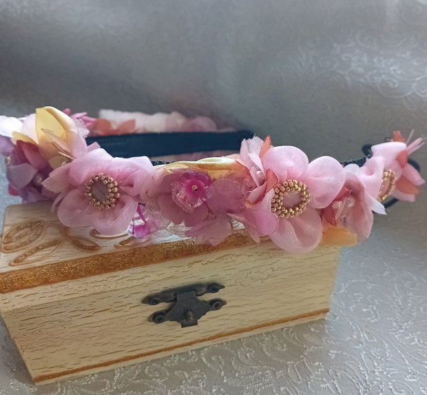 Bentita flexibila cu elastic,flori satin,organza,perle swarovski,sidef natural