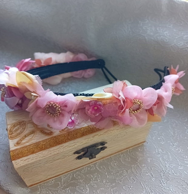 Bentita flexibila cu elastic,flori satin,organza,perle swarovski,sidef natural