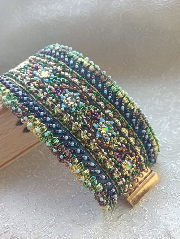 Bratara piele,broderie ,cristale swarovski