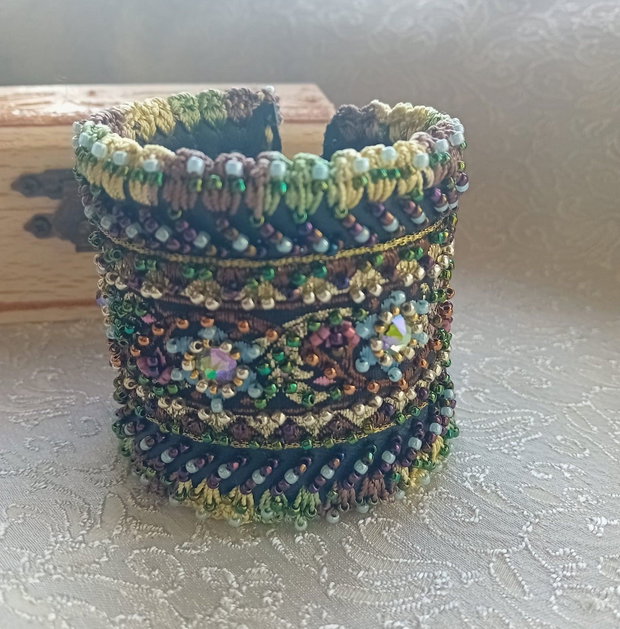 Bratara piele,broderie ,cristale swarovski