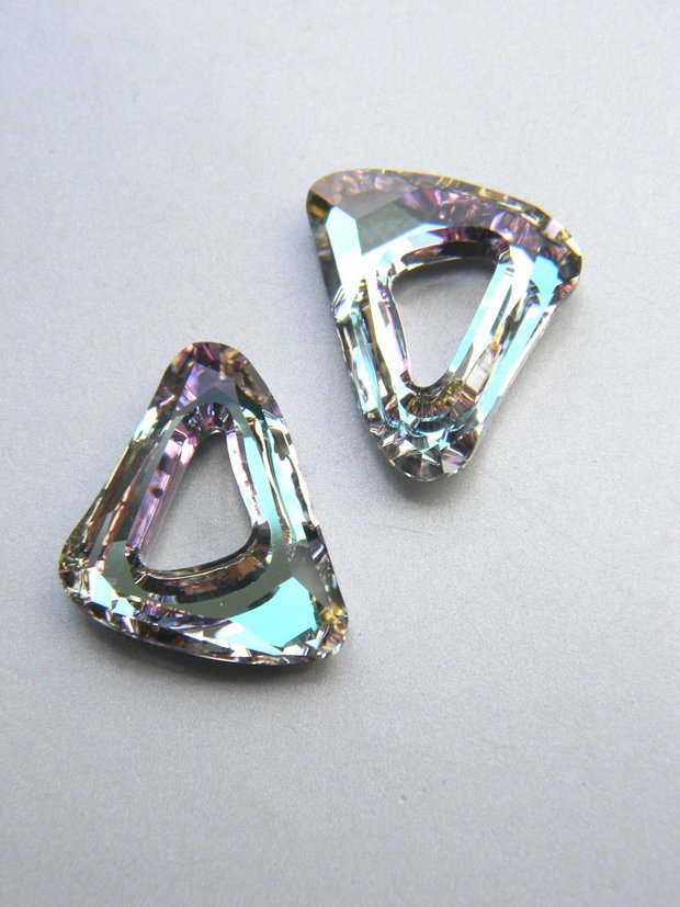 Swarovski - Organic Cosmic Triangle 20 mm (4736-VL)