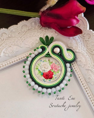Brosa soutache verde cu trandafiri