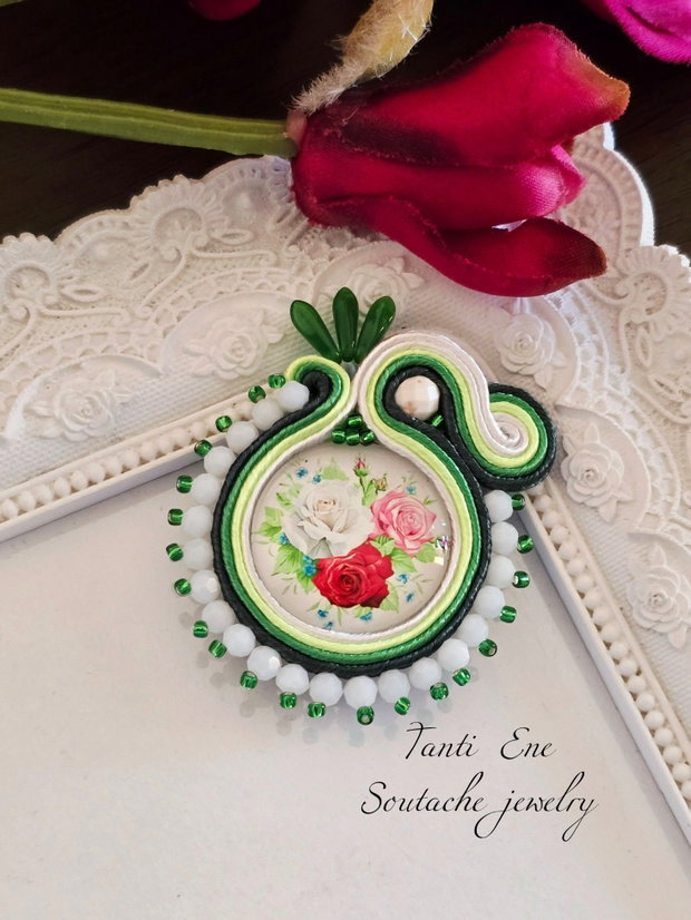 Brosa soutache verde cu trandafiri