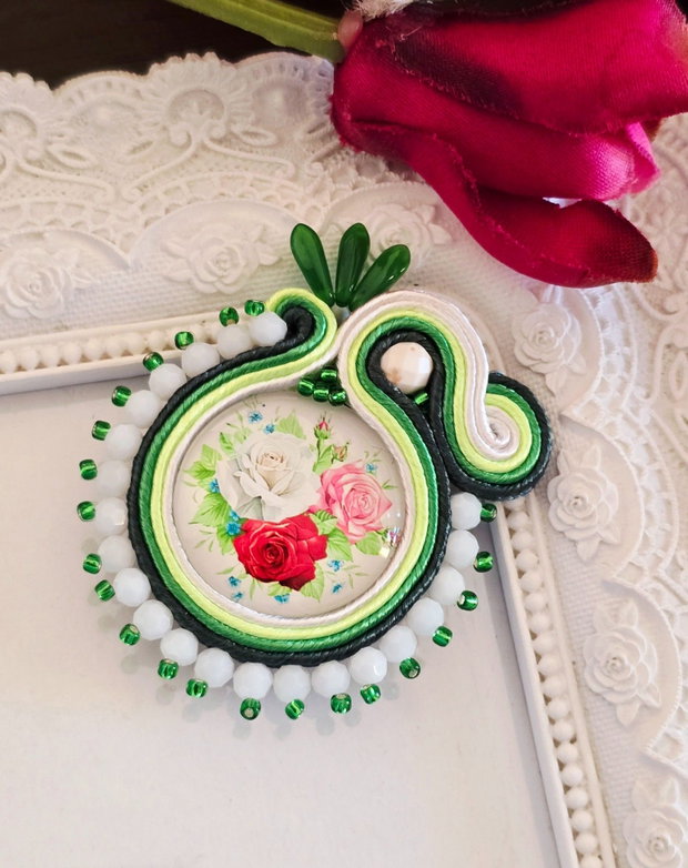 Brosa soutache verde cu trandafiri
