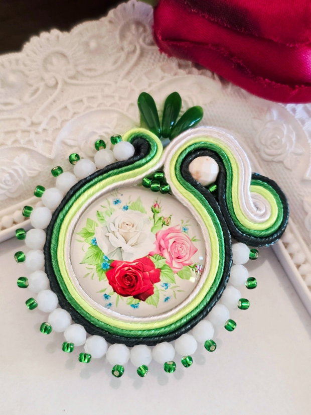 Brosa soutache verde cu trandafiri