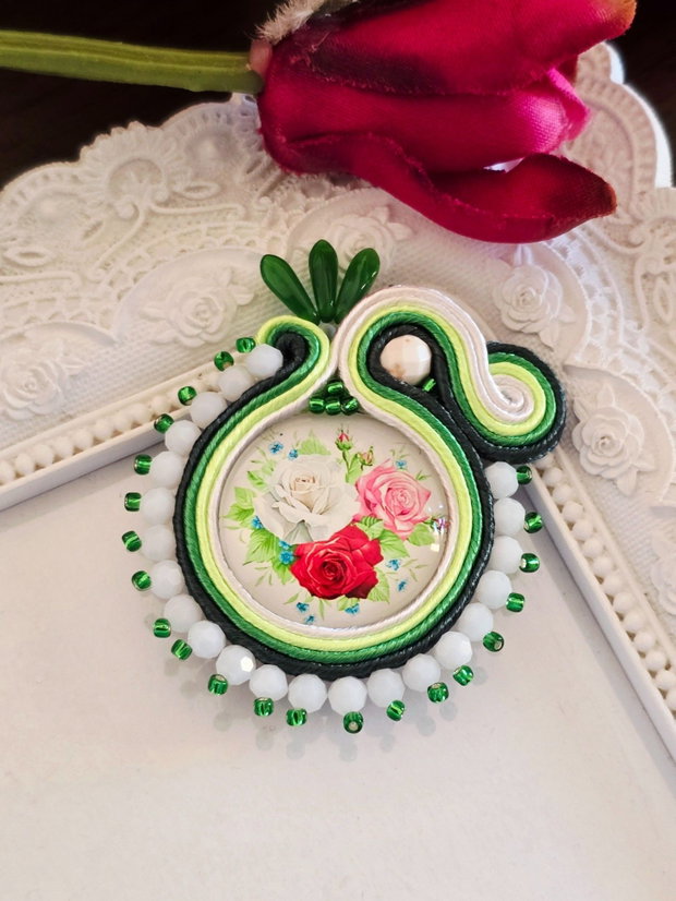 Brosa soutache verde cu trandafiri