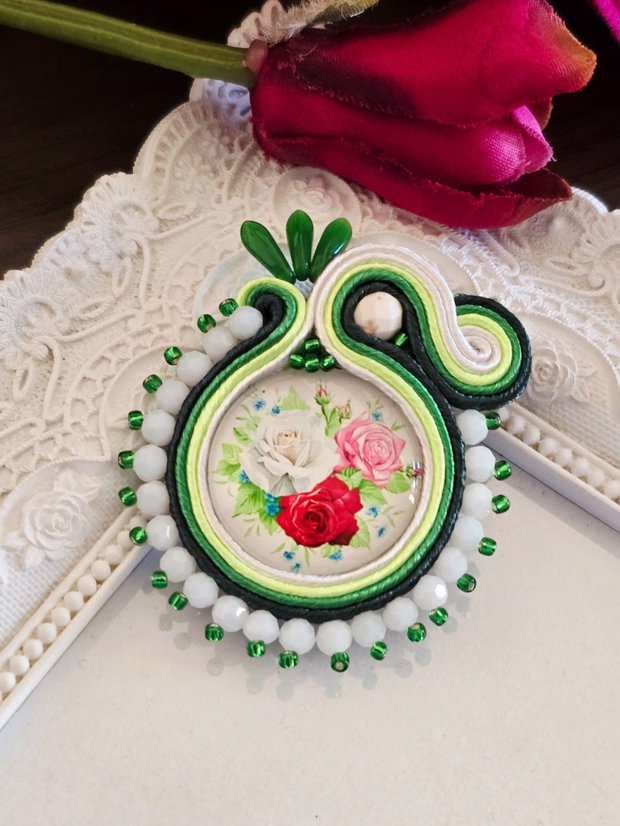 Brosa soutache verde cu trandafiri
