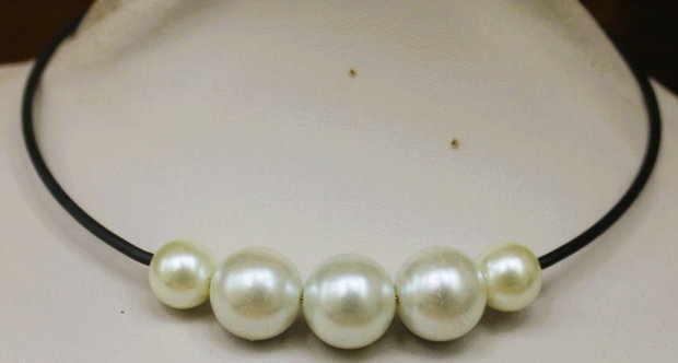 Colier handmade cu perle din sticla