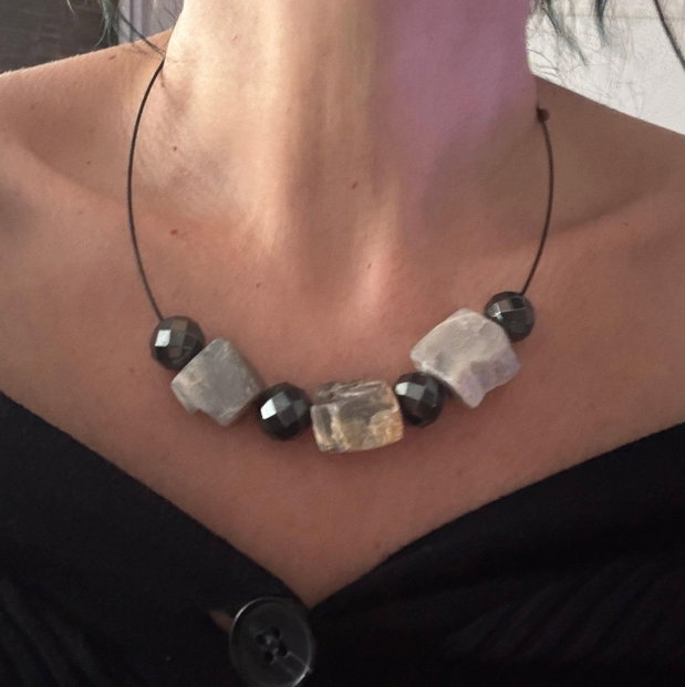 Colier la baza gatului cu pietre brute de moonstone si jasp sau hematit fatetat