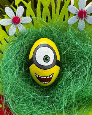 Ou din lemn pictat manual  Minion vesel / Motive Florale (Cadou Unic)