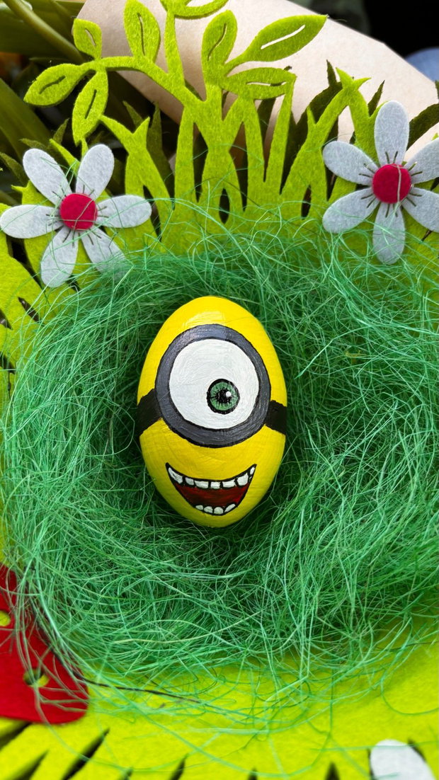 Ou din lemn pictat manual Minion vesel / Motive Florale (Cadou Unic)
