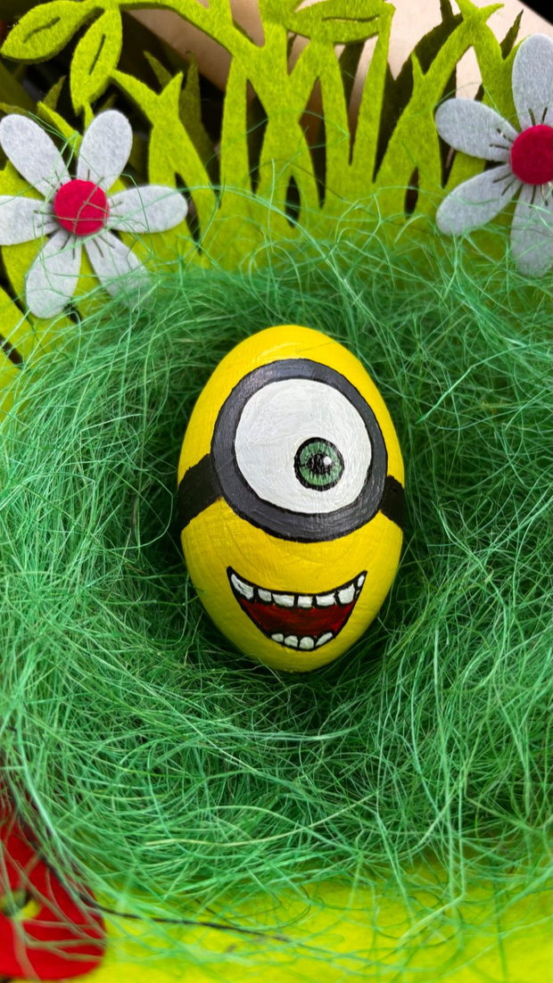 Ou din lemn pictat manual Minion vesel / Motive Florale (Cadou Unic)