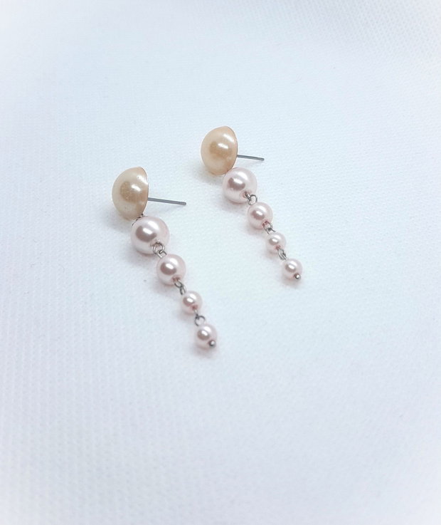 Cercei lungi cu perle de sticla roz