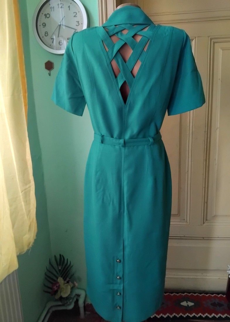 Rochie cu decupaje la spate