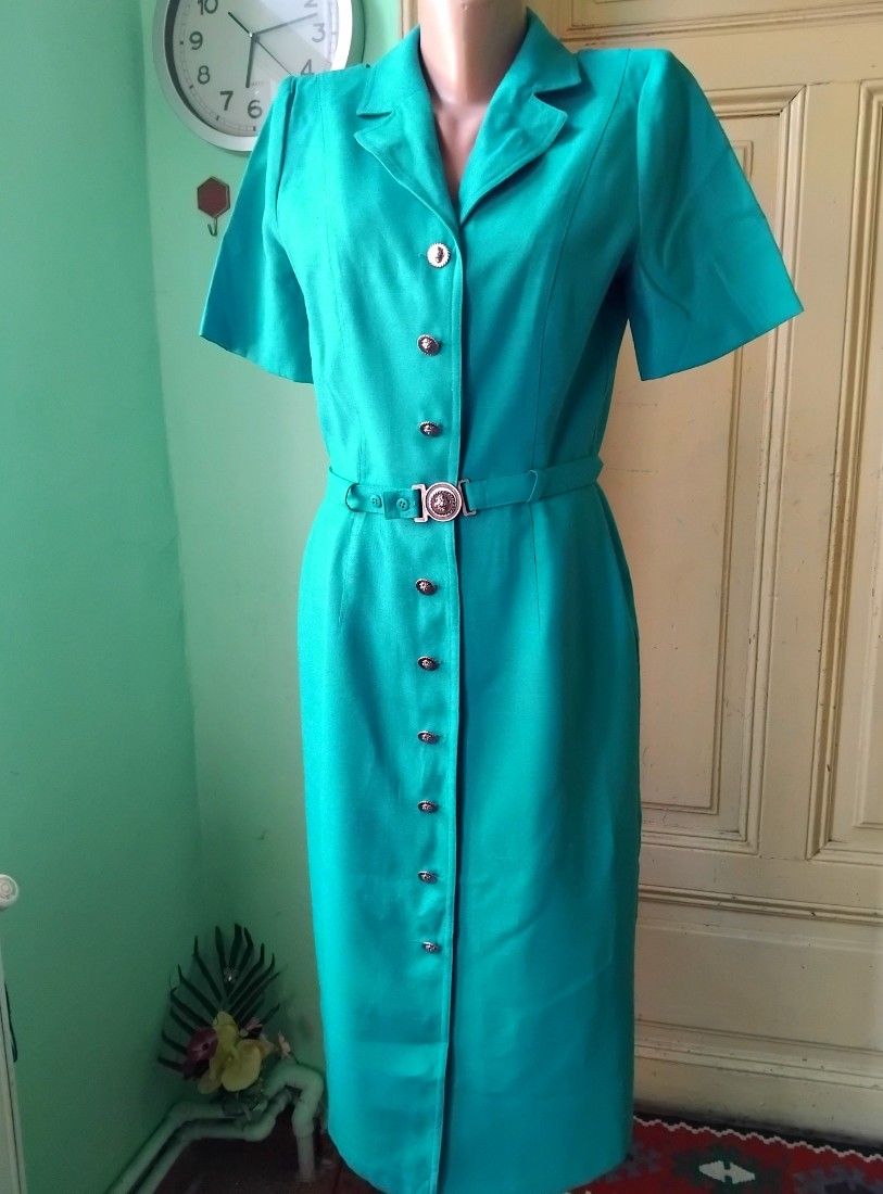 Rochie cu decupaje la spate