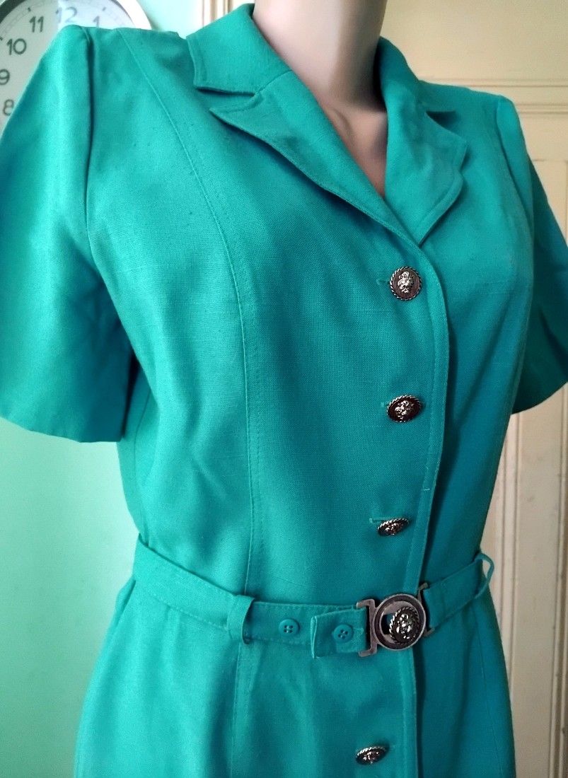 Rochie cu decupaje la spate