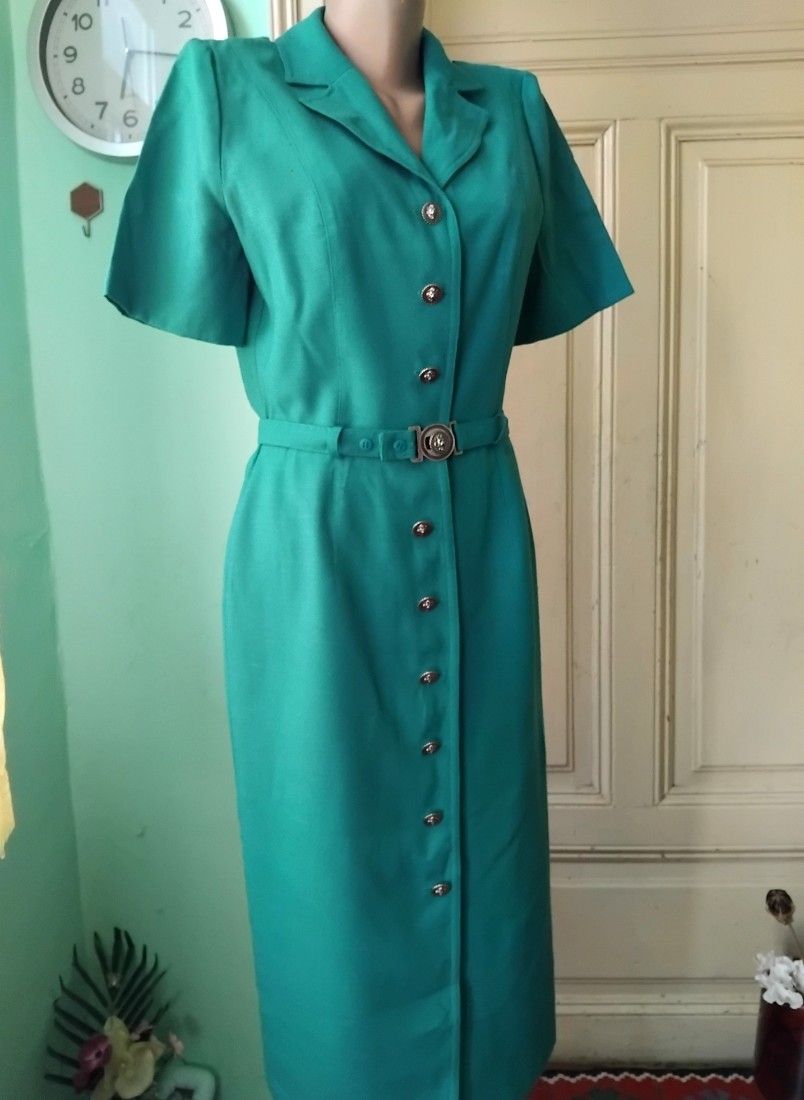 Rochie cu decupaje la spate