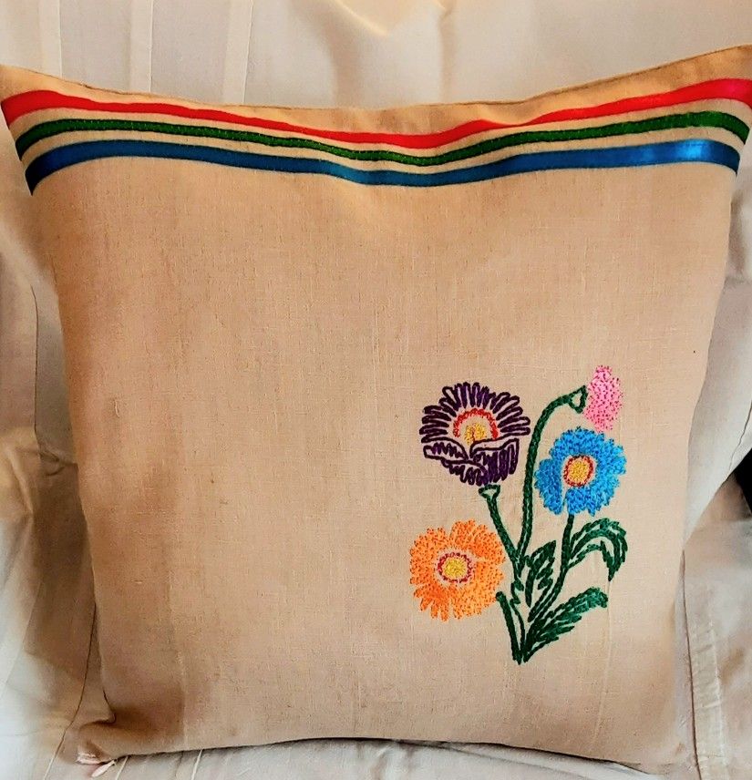 Față de pernă brodată