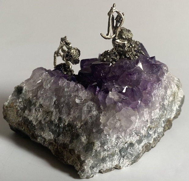 Ametist - Geoda cu miniaturi metalice de mineri