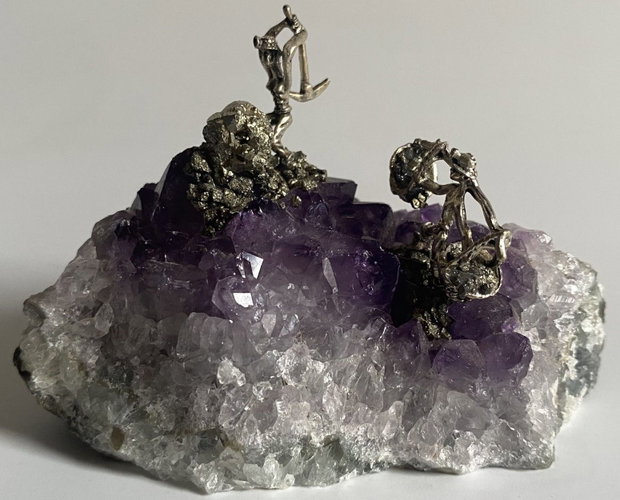 Ametist - Geoda cu miniaturi metalice de mineri