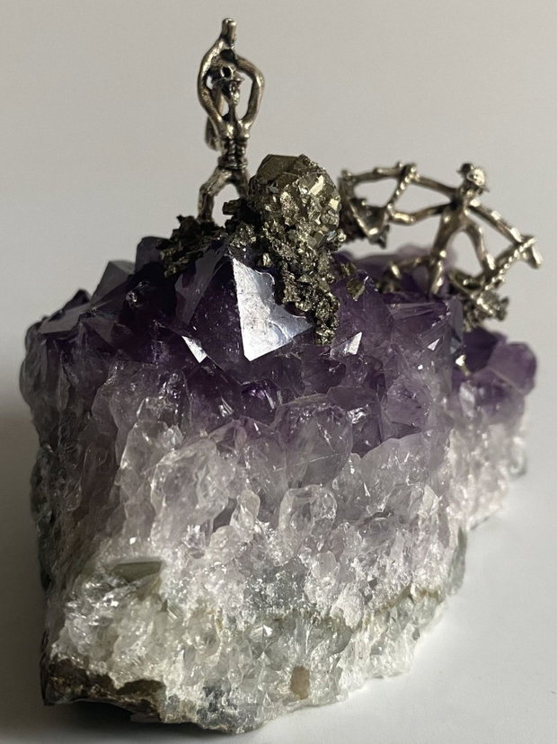 Ametist - Geoda cu miniaturi metalice de mineri