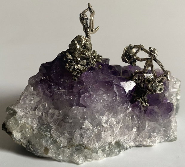 Ametist - Geoda cu miniaturi metalice de mineri