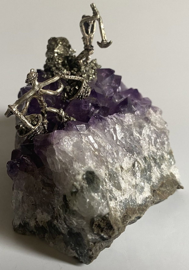 Ametist - Geoda cu miniaturi metalice de mineri