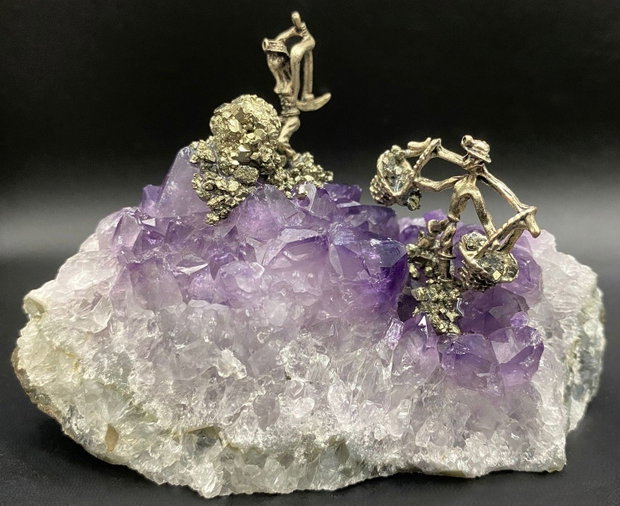 Ametist - Geoda cu miniaturi metalice de mineri