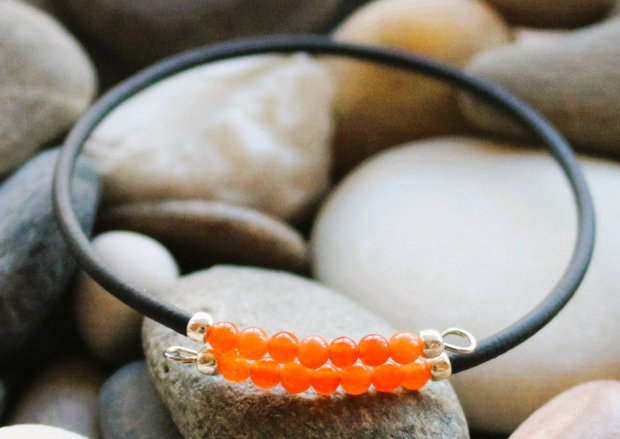 Bratara handmade cu sfere din calcedonie