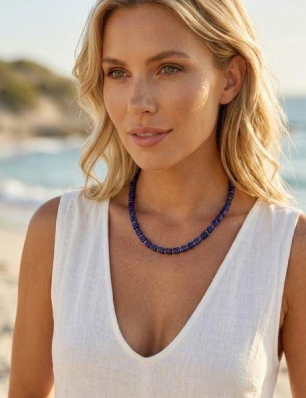 Colier elegant din lapis lazuli natural  accente aurii