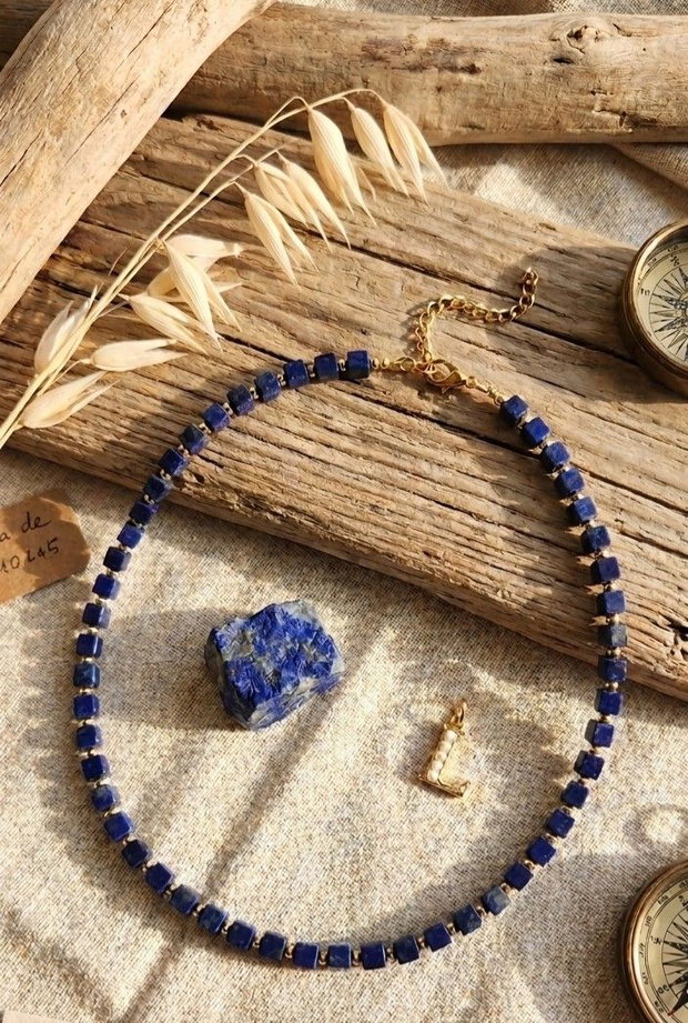 Colier elegant din lapis lazuli natural  accente aurii