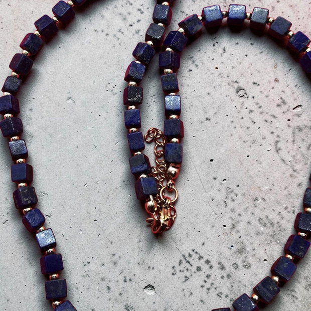 Colier elegant din lapis lazuli natural  accente aurii